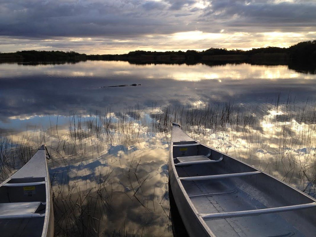 Duas canoas ao pôr do sol em Nine Mile Pond, no Parque Nacional Everglades, Flórida