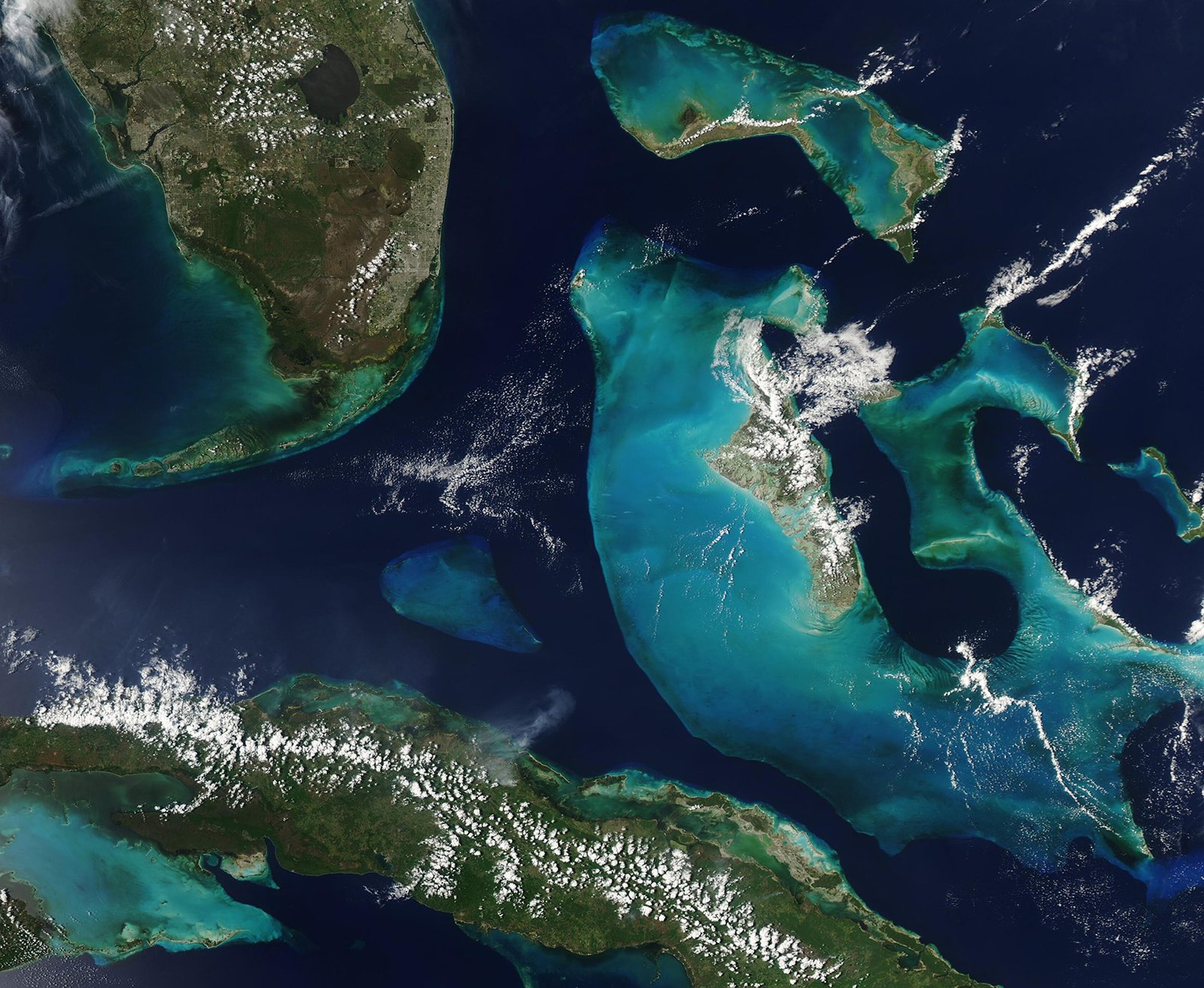 Imagem de satélite do sul da Flórida e Florida Keys, com os tons azuis das Bahamas e Cuba ao sul